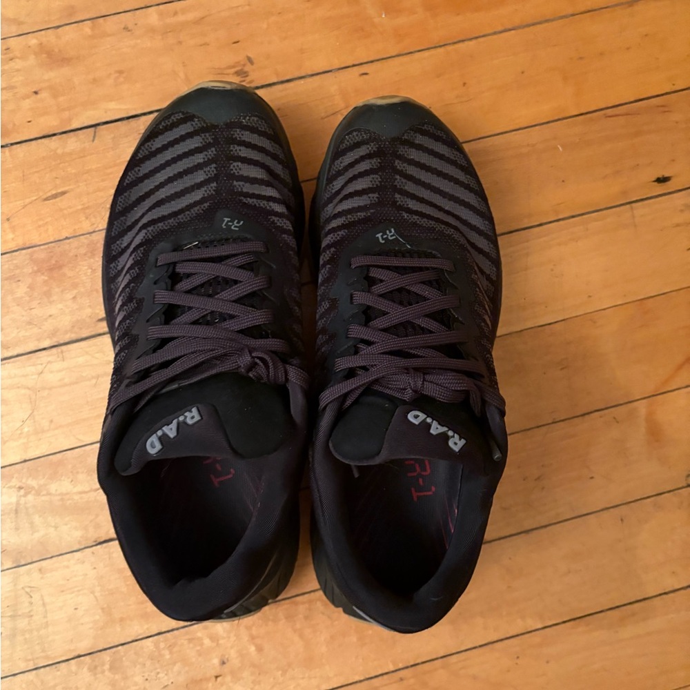 Sleek Black Athletic Shoes with Breathable Mesh